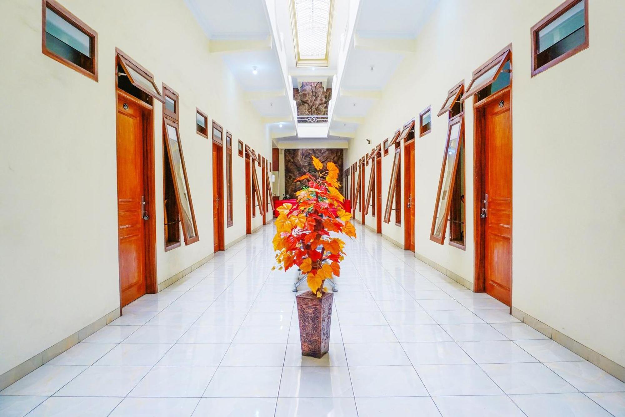 Super Oyo Flagship 90723 Berlima Guest House Syariah Malang Zewnętrze zdjęcie