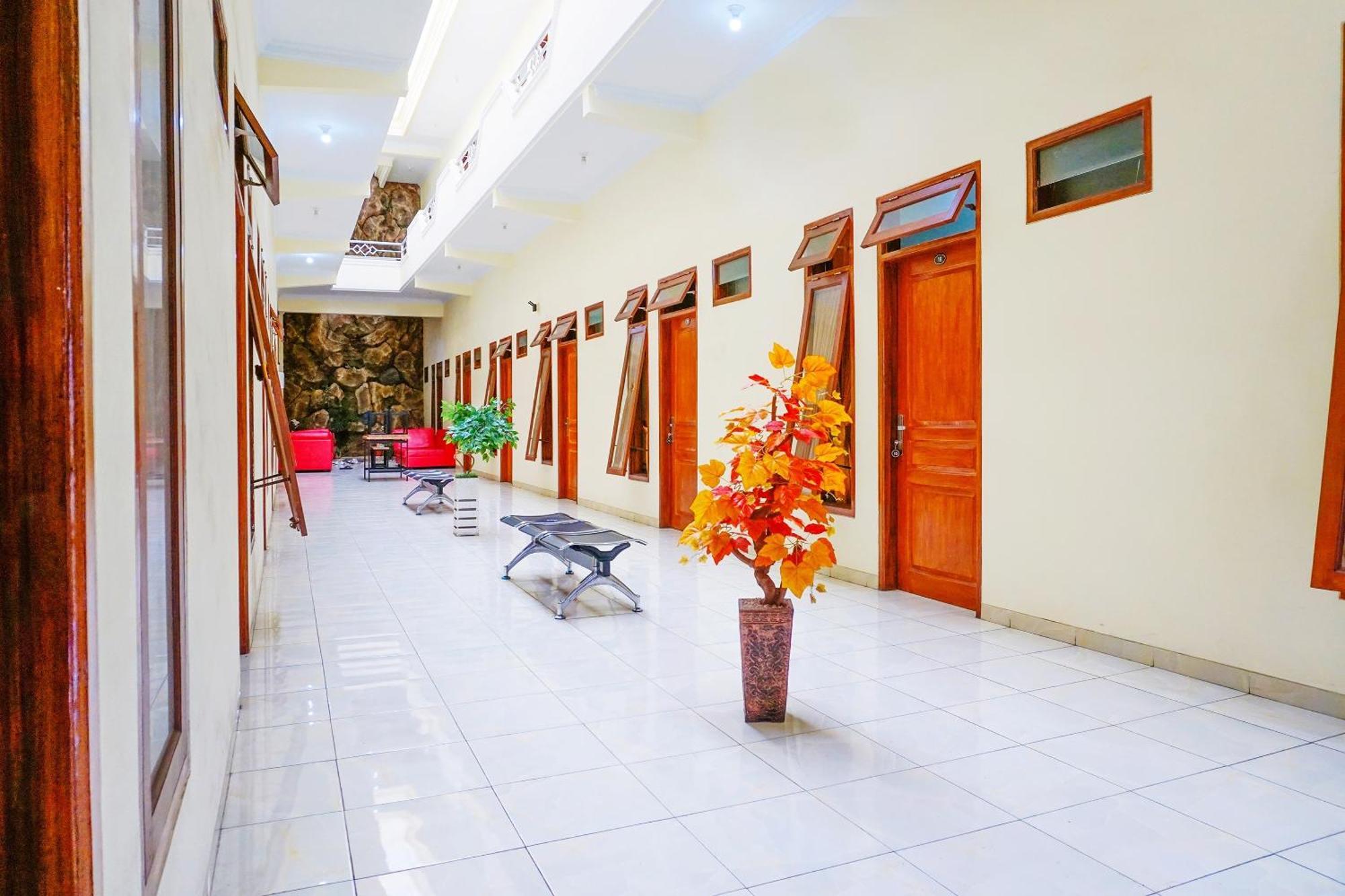 Super Oyo Flagship 90723 Berlima Guest House Syariah Malang Zewnętrze zdjęcie